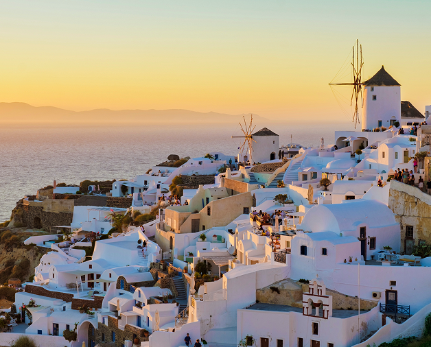 동부 지중해 크루즈 - 그리스 산토리니 섬의 하얀 건물들과 파란 지붕, 일몰이 아름다운 에게해 풍경