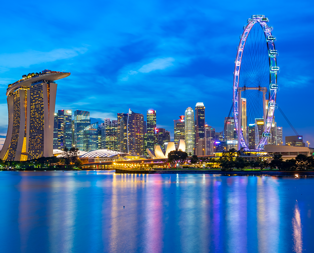 동남아 동북아 크루즈 - 싱가포르의 현대적인 스카이라인과 마리나베이 지역의 야경, 화려한 도시 불빛이 반사된 바다