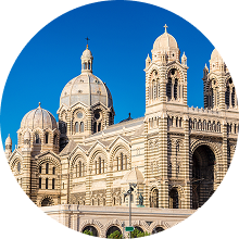 프랑스 마르세유의 아름다운 항구와 고전적인 건축물들