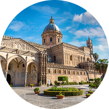 이탈리아 팔레르모의 시칠리아 지역 전통 건축물과 역사적 도시 풍경