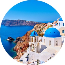 그리스 산토리니 섬의 파란 돔 교회와 하얀 건물들이 절벽에 자리잡은 모습