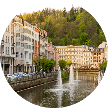 이탈리아 바리의 항구 도시 풍경과 해안가 건축물