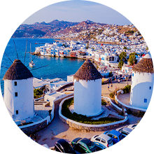 그리스 미코노스 섬의 하얀 건물들과 푸른 바다, 전통적인 키클라데스 건축 양식