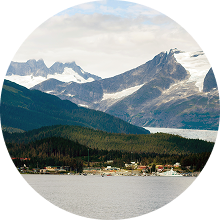 알래스카 주노의 빙하와 산맥이 어우러진 자연 풍경