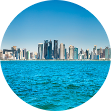 카타르 도하의 현대적인 도시 전경과 마천루들