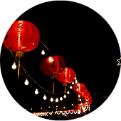 대만 기룡의 전통 건축물과 빨간 등불