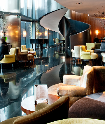 크루즈 선내 대형 극장에서 뮤지컬과 서커스, 라이브 음악 공연이 펼쳐지는 모습