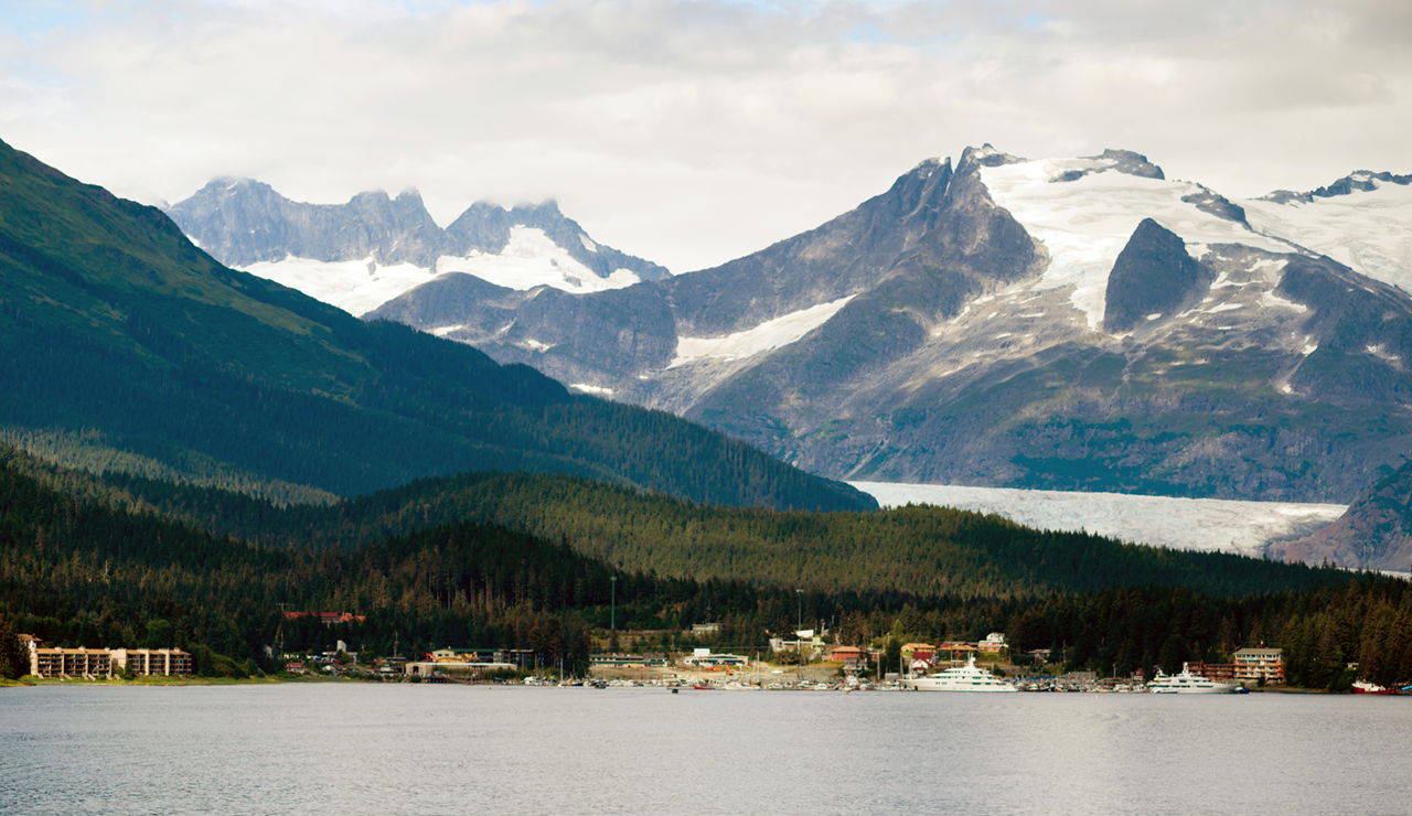 알래스카의 웅장한 산맥과 빙하 - 눈 덮인 산봉우리들과 빙하가 바다로 흘러내리는 장관, 원시 자연의 아름다움