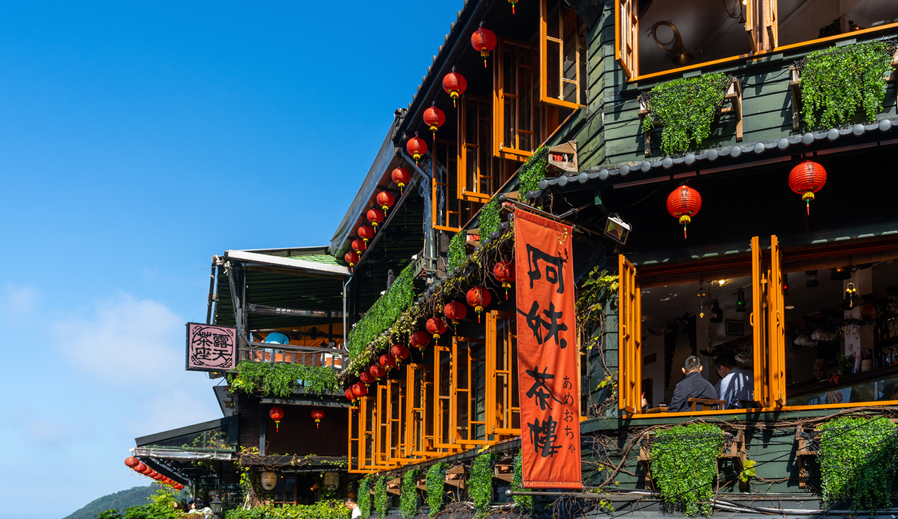 대만의 전통 건축물 - 빨간 등불과 중국식 간판이 있는 전통 찻집과 목조 건물, 아시아 문화의 정취