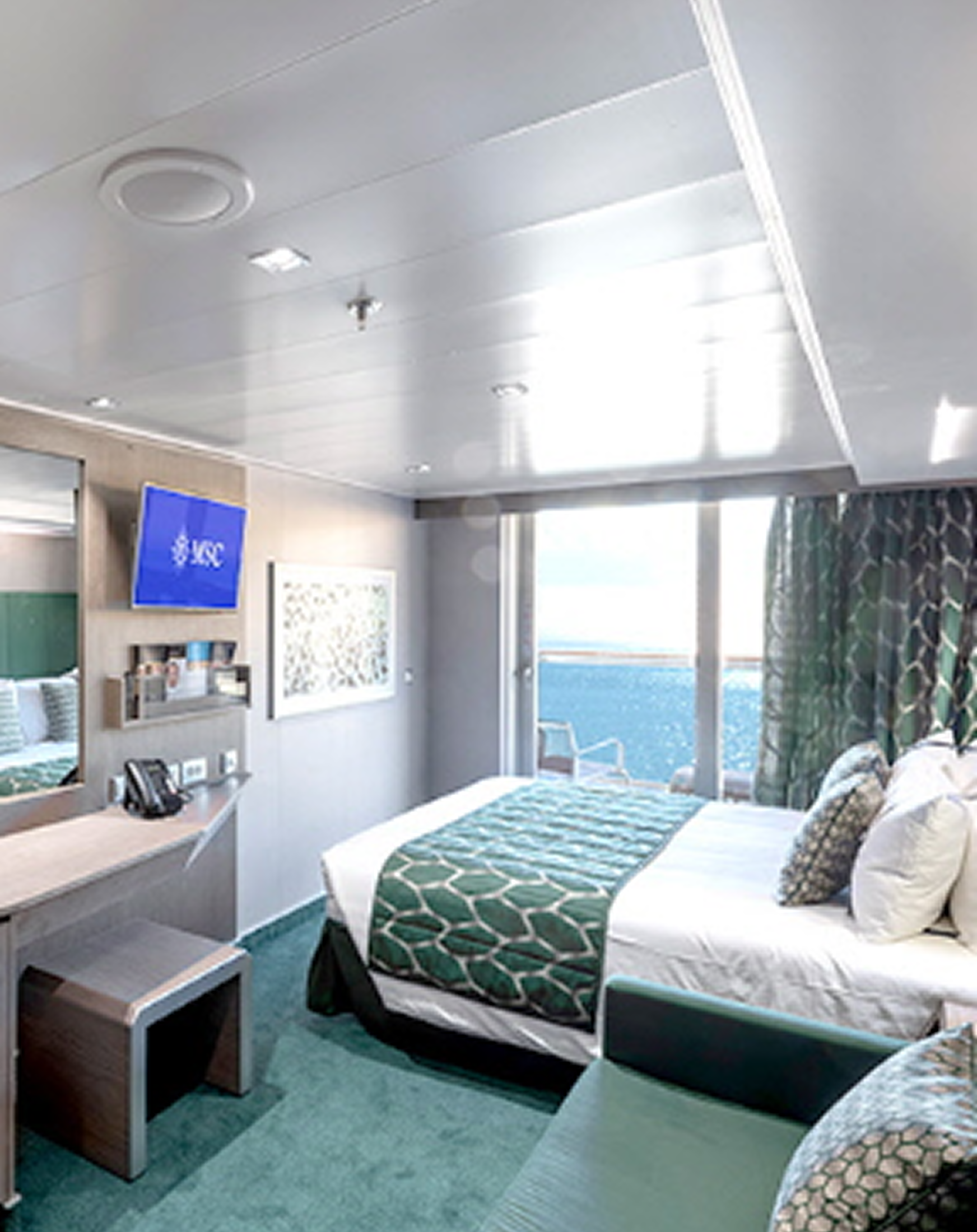 발코니가 있는 크루즈 객실 내부 - 침대, 소파, 그리고 바다 전망을 볼 수 있는 발코니가 있는 현대적인 객실